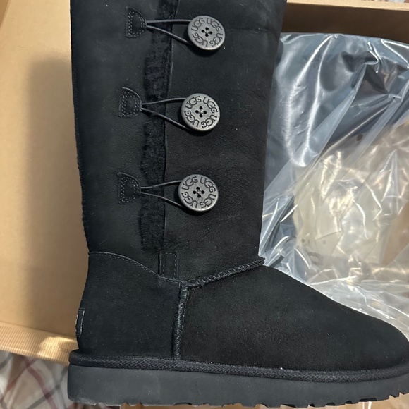 Brand New UGG Australia Bailey Button Triplet 1873 Black Women's Size 8 – In box - Picture 1 of 7